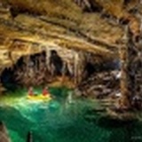 ESTERNO/GIORNO - Le passeggiate cinematografiche estive portano in una grotta carsica